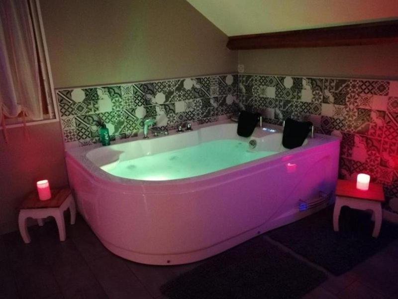 Ecrin D' Amour Suite Romantique Avec Jacuzzi Castels 외부 사진